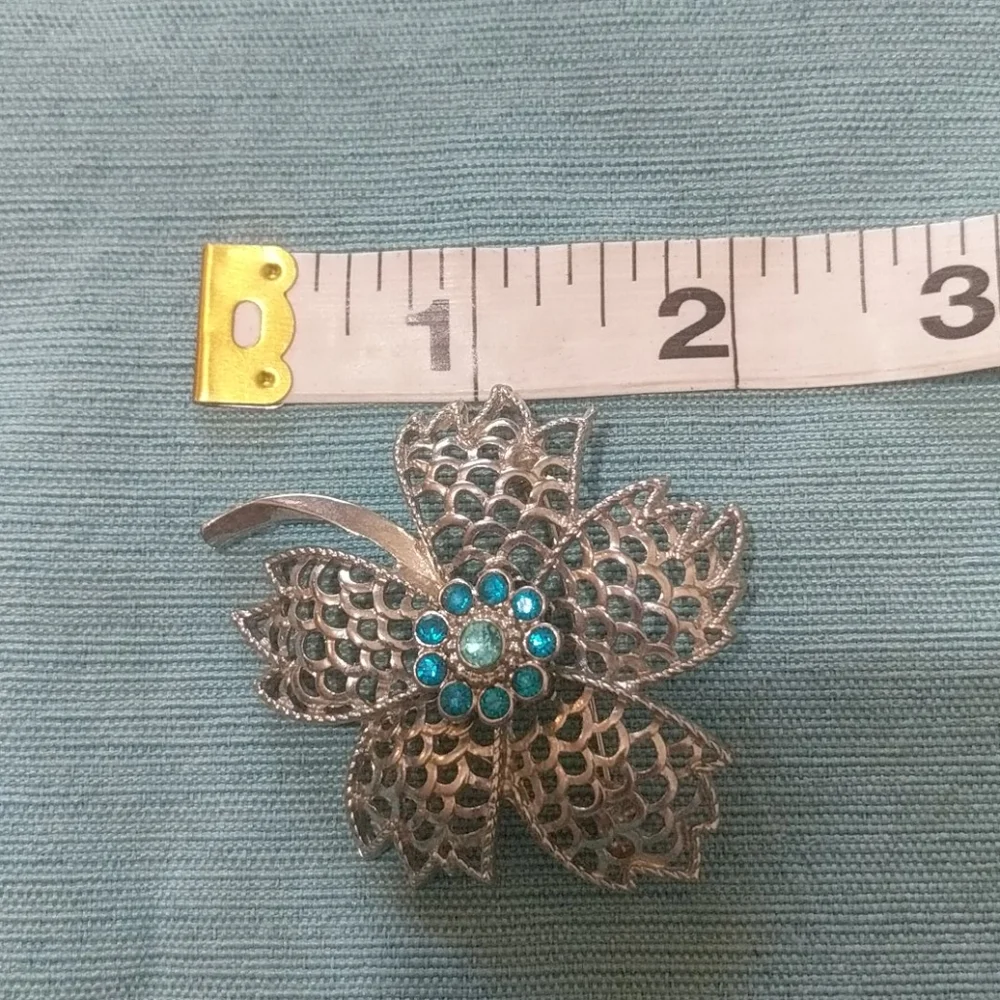 None brooch silver